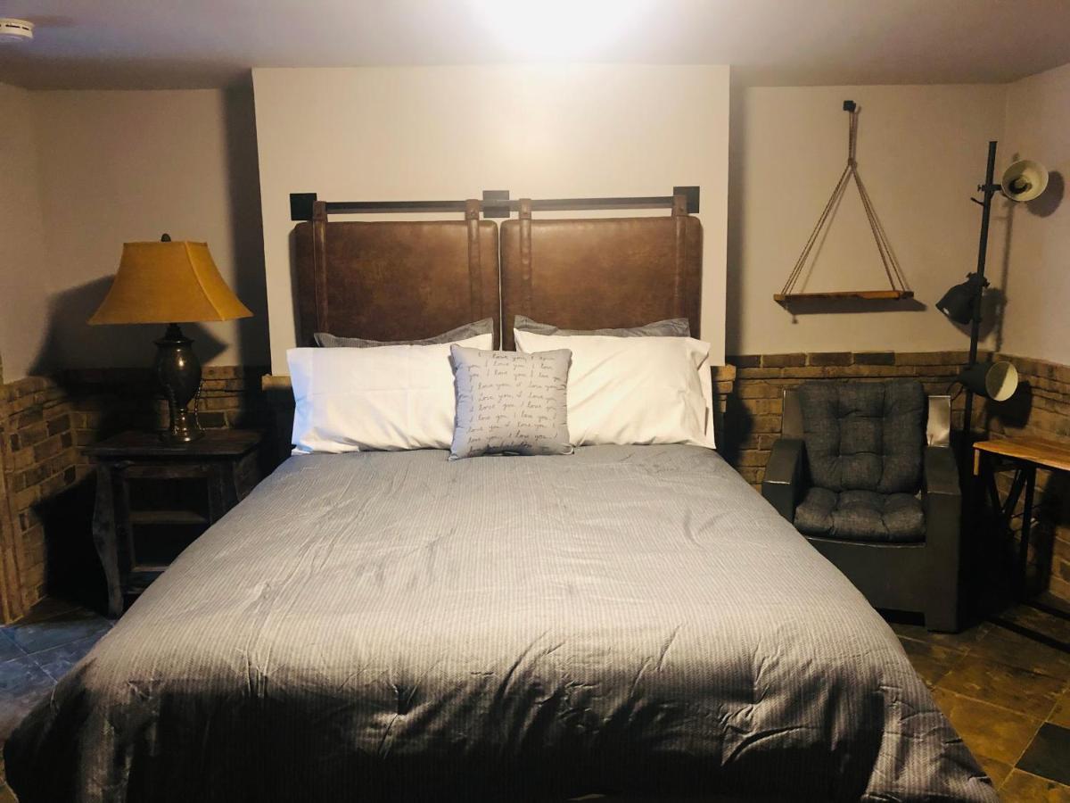 Savannah Sojourn - Time Travelers Retreat 1853 Екстер'єр фото